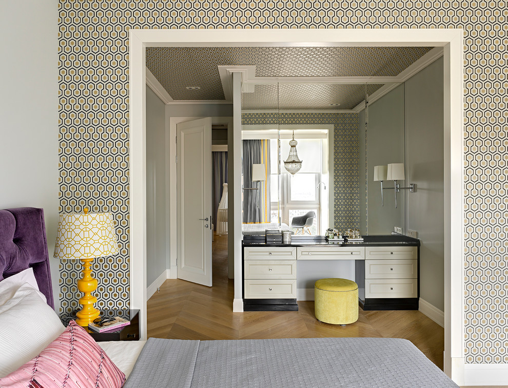 Источник вдохновения для домашнего уюта: хозяйская спальня в стиле неоклассика (современная классика) с светлым паркетным полом