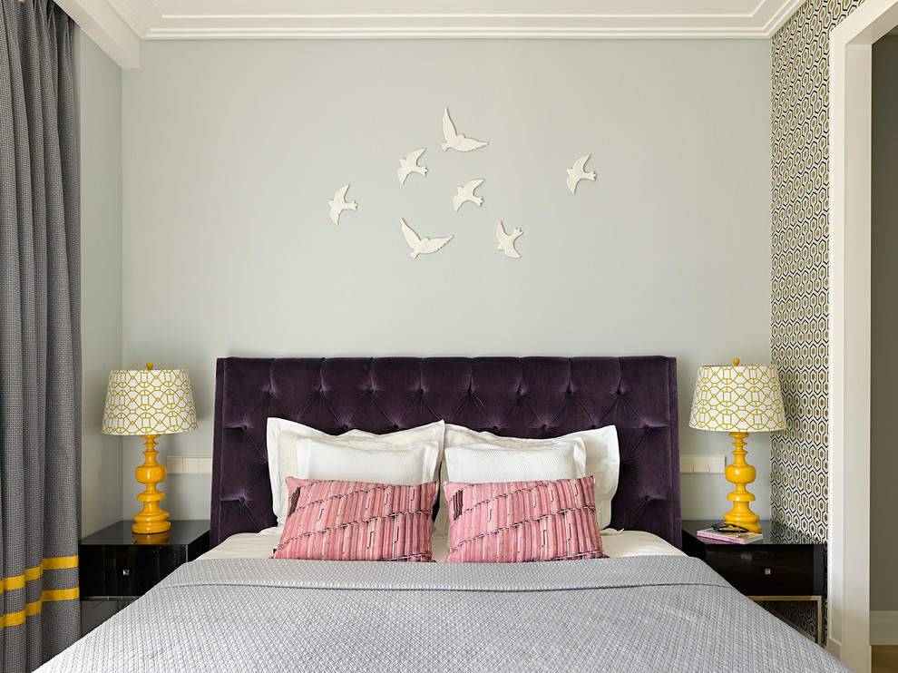 Пример оригинального дизайна: хозяйская спальня в стиле фьюжн с серыми стенами и светлым паркетным полом