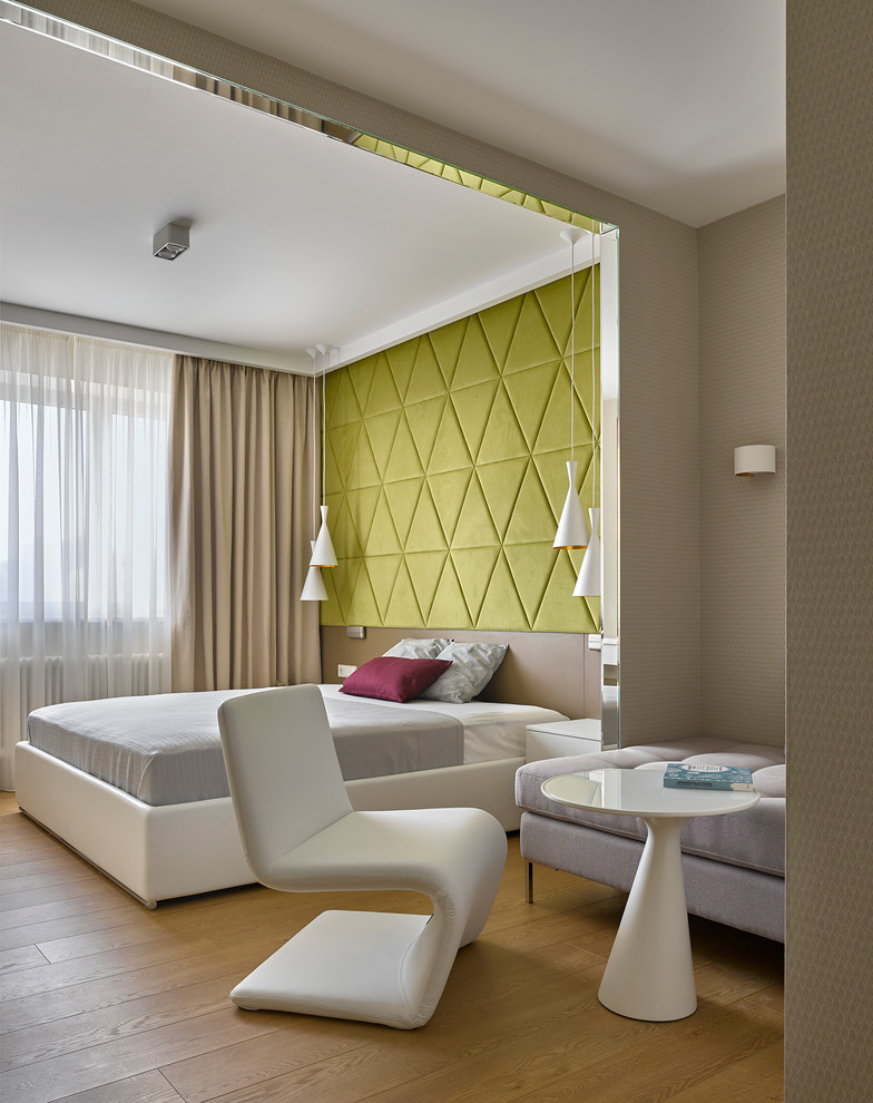 Modernes Hauptschlafzimmer ohne Kamin mit braunem Holzboden und grauer Wandfarbe in Moskau