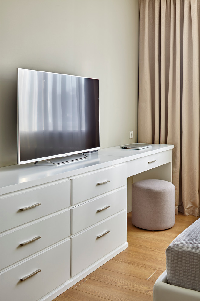 На фото: спальня в современном стиле с телевизором с