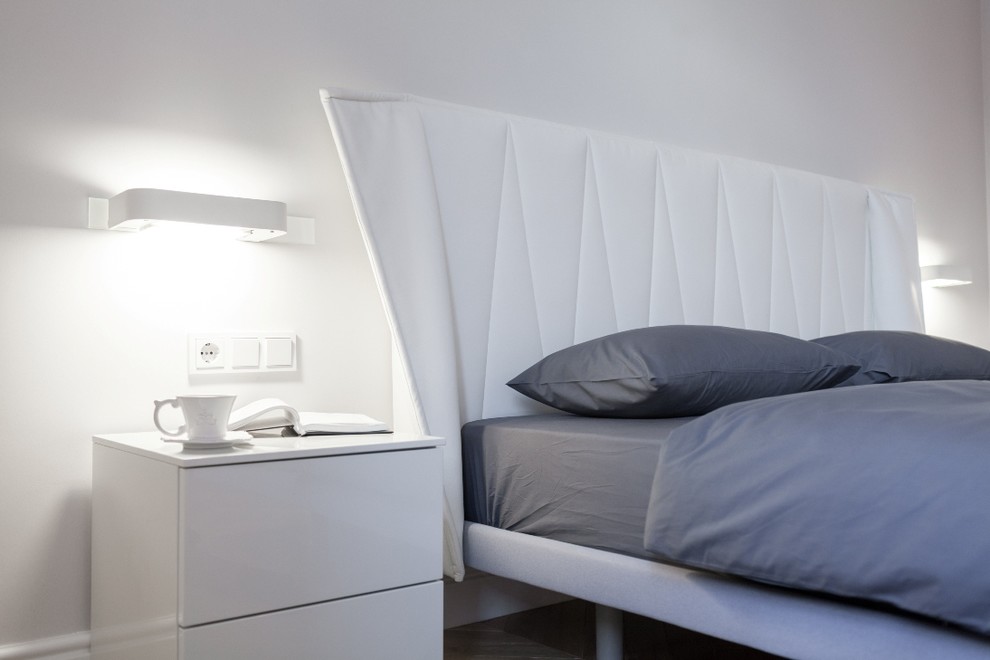 На фото: хозяйская спальня среднего размера в стиле фьюжн с светлым паркетным полом с