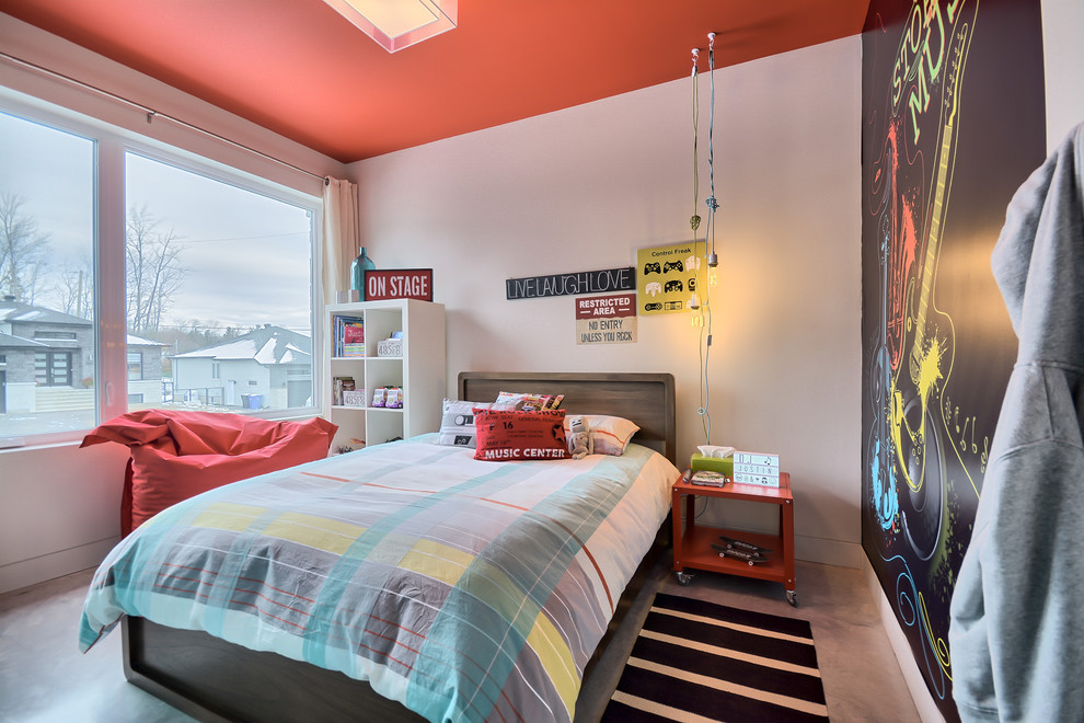 Mittelgroßes Modernes Schlafzimmer mit roter Wandfarbe und Betonboden in Montreal