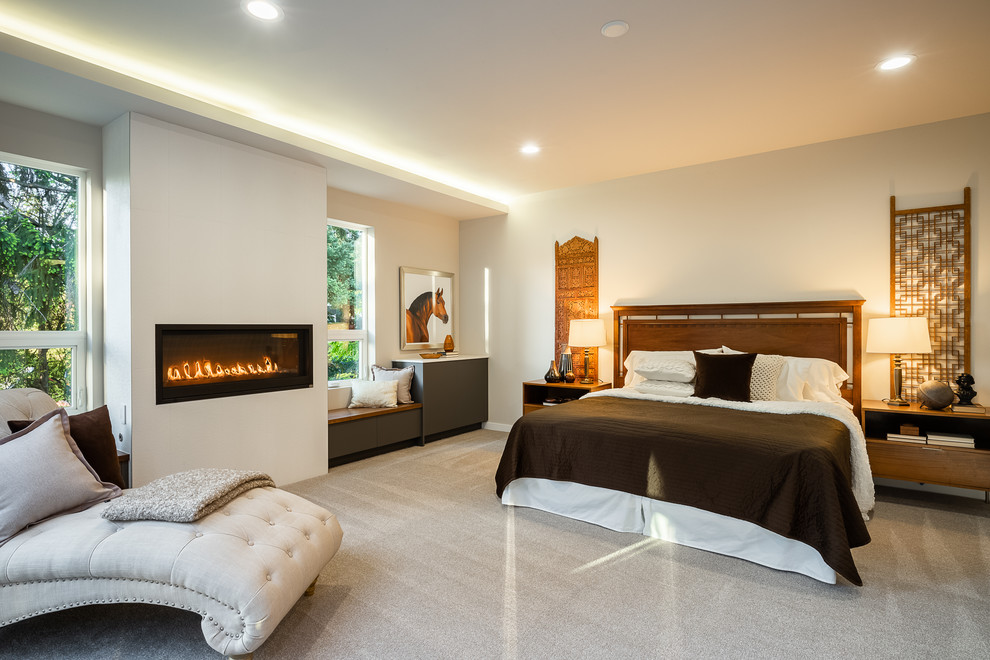 Свежая идея для дизайна: хозяйская спальня в современном стиле с серыми стенами, ковровым покрытием, стандартным камином, фасадом камина из плитки и серым полом - отличное фото интерьера