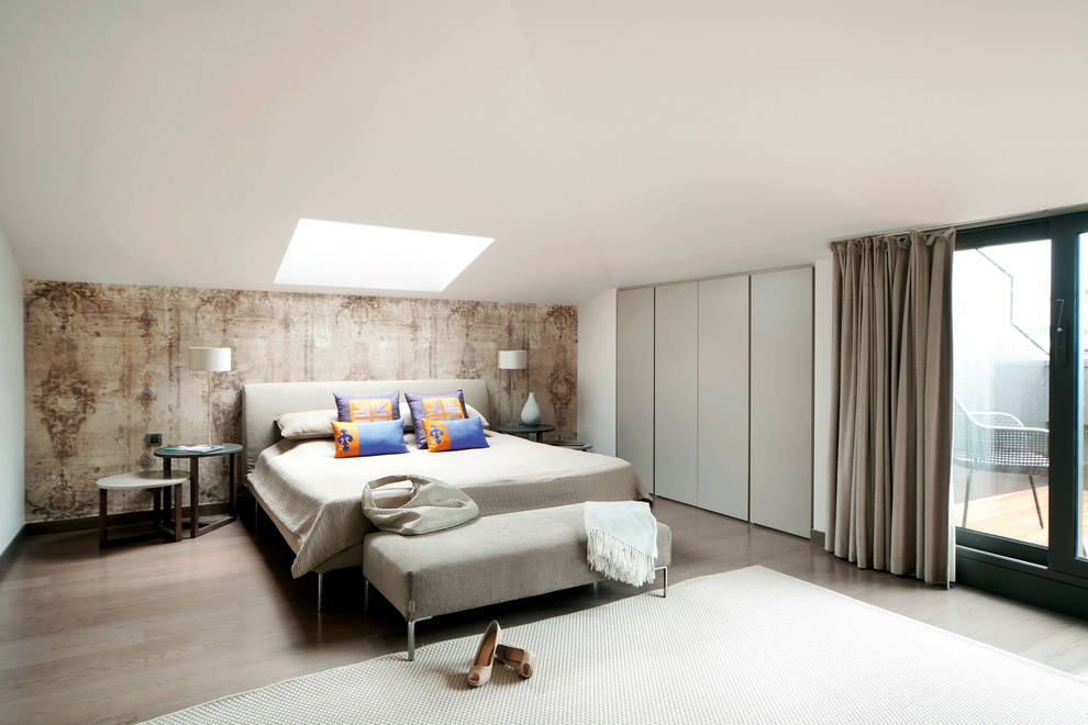 Diseño de dormitorio actual sin chimenea con paredes beige