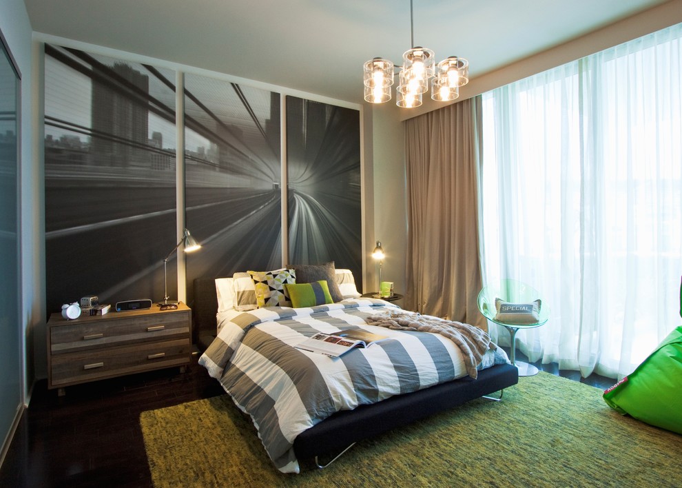 マイアミにあるコンテンポラリースタイルのおしゃれな寝室 (濃色無垢フローリング) のレイアウト