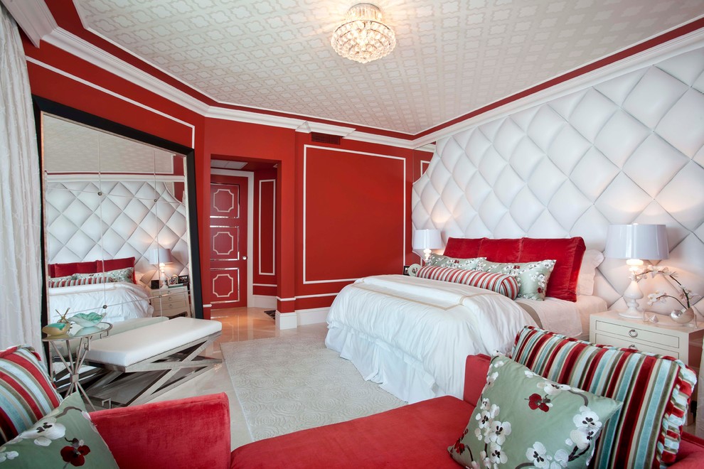Aménagement d'une chambre grise et rose éclectique avec un mur rouge.