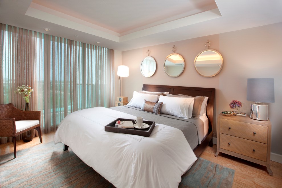 Modernes Schlafzimmer mit beiger Wandfarbe in Miami