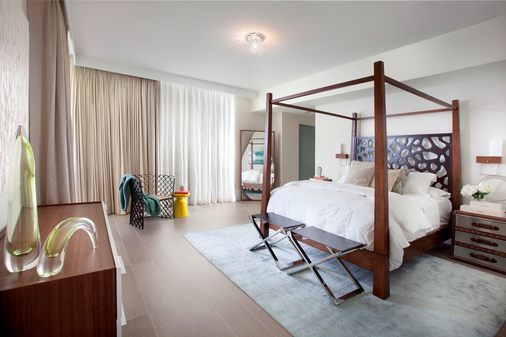 Modernes Schlafzimmer mit weißer Wandfarbe und Keramikboden in Miami