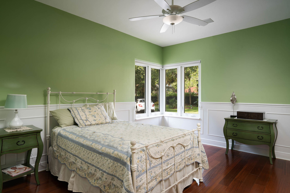 Источник вдохновения для домашнего уюта: гостевая спальня среднего размера, (комната для гостей) в викторианском стиле с зелеными стенами и полом из травертина