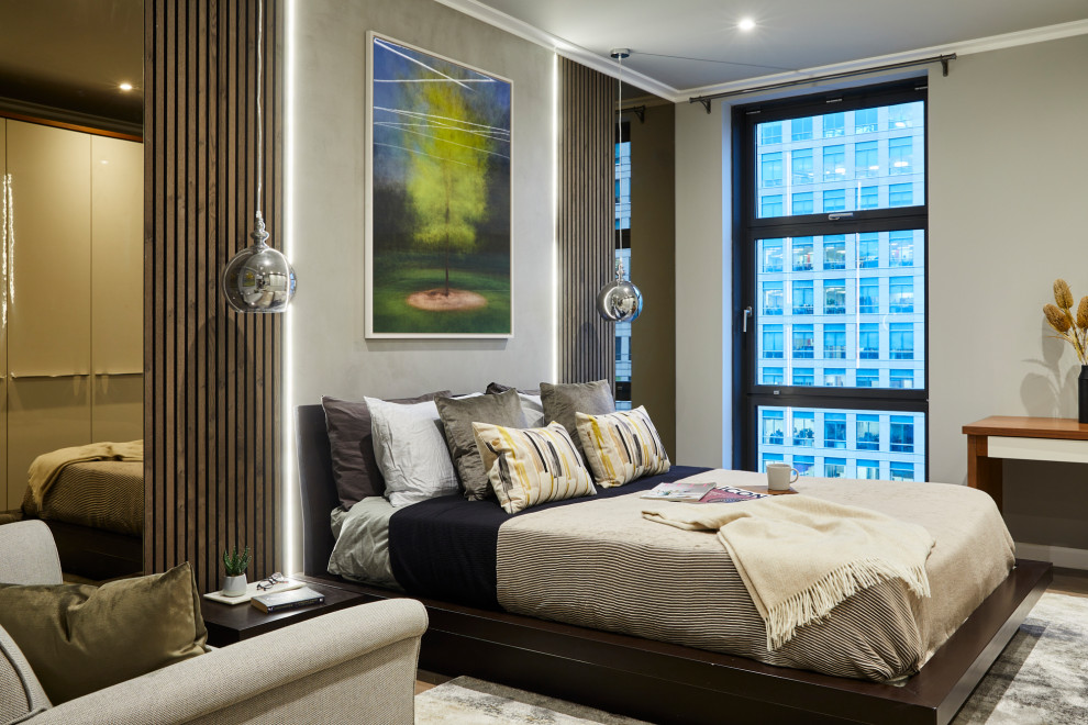 Großes Modernes Hauptschlafzimmer mit grauer Wandfarbe und braunem Boden in London