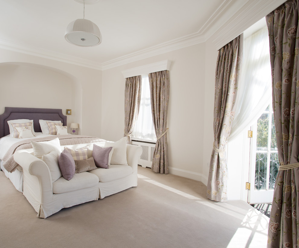 ダブリンにある中くらいなトラディショナルスタイルのおしゃれな主寝室 (紫の壁、カーペット敷き、暖炉なし) のレイアウト