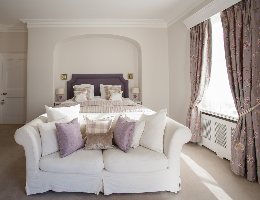 ダブリンにある中くらいなトラディショナルスタイルのおしゃれな主寝室 (紫の壁、カーペット敷き、暖炉なし) のレイアウト