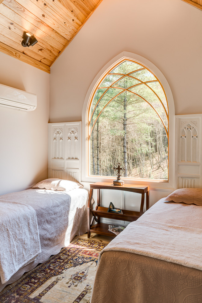 Пример оригинального дизайна: маленькая спальня на антресоли в стиле кантри с белыми стенами и светлым паркетным полом для на участке и в саду