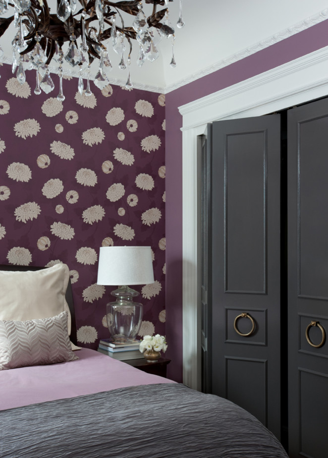 Идея дизайна: хозяйская спальня среднего размера в викторианском стиле с фиолетовыми стенами