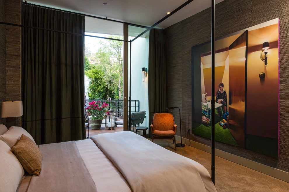 ロサンゼルスにある中くらいなコンテンポラリースタイルのおしゃれな客用寝室 (茶色い壁、カーペット敷き)