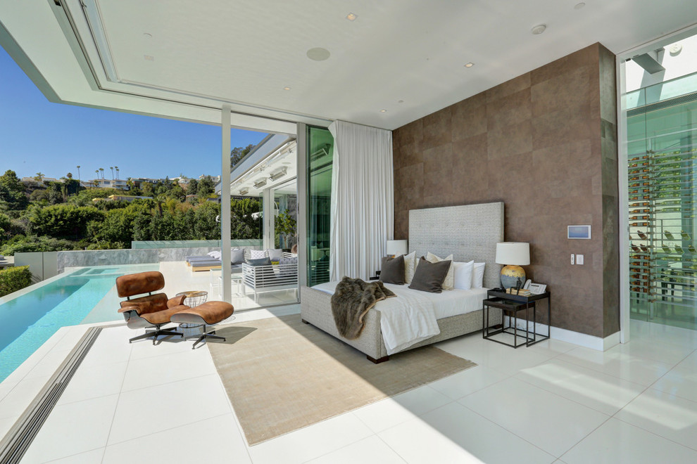 Modernes Hauptschlafzimmer ohne Kamin mit brauner Wandfarbe und weißem Boden in Los Angeles