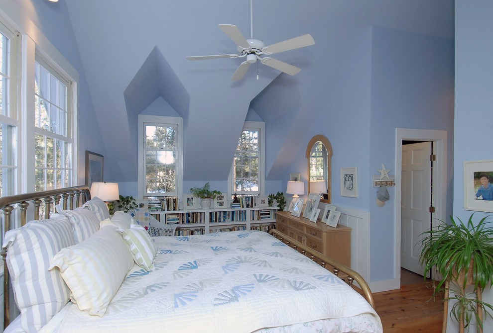 Idee per una camera da letto bohémian con pareti blu