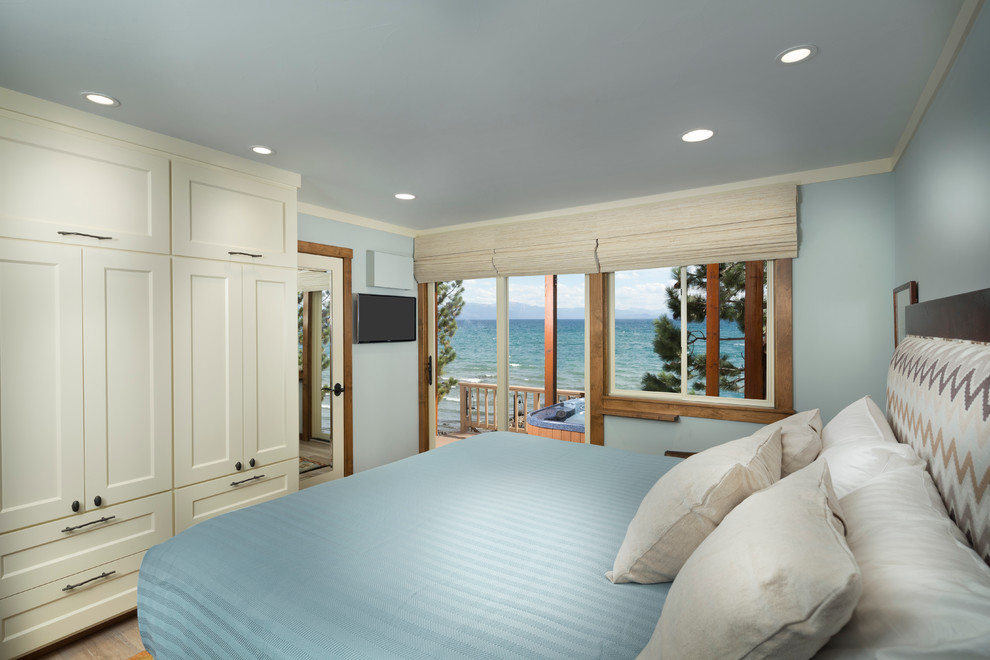 На фото: хозяйская спальня среднего размера в стиле рустика с светлым паркетным полом и синими стенами без камина
