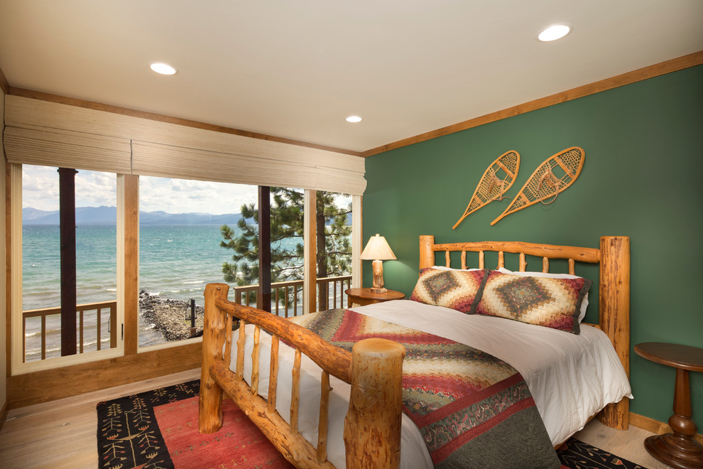 Стильный дизайн: хозяйская спальня среднего размера в стиле рустика с зелеными стенами и светлым паркетным полом без камина - последний тренд