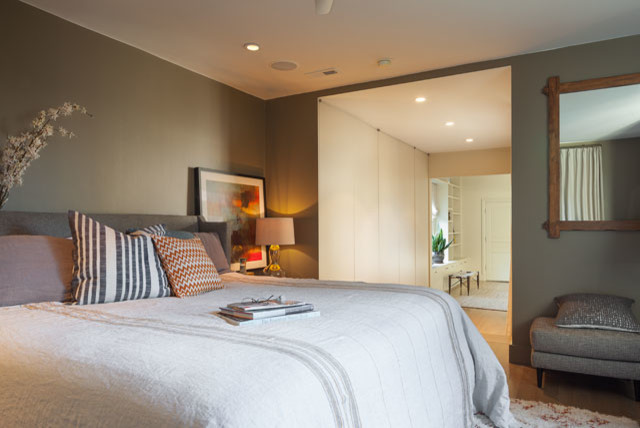 Diseño de dormitorio principal contemporáneo con paredes grises y suelo de madera en tonos medios