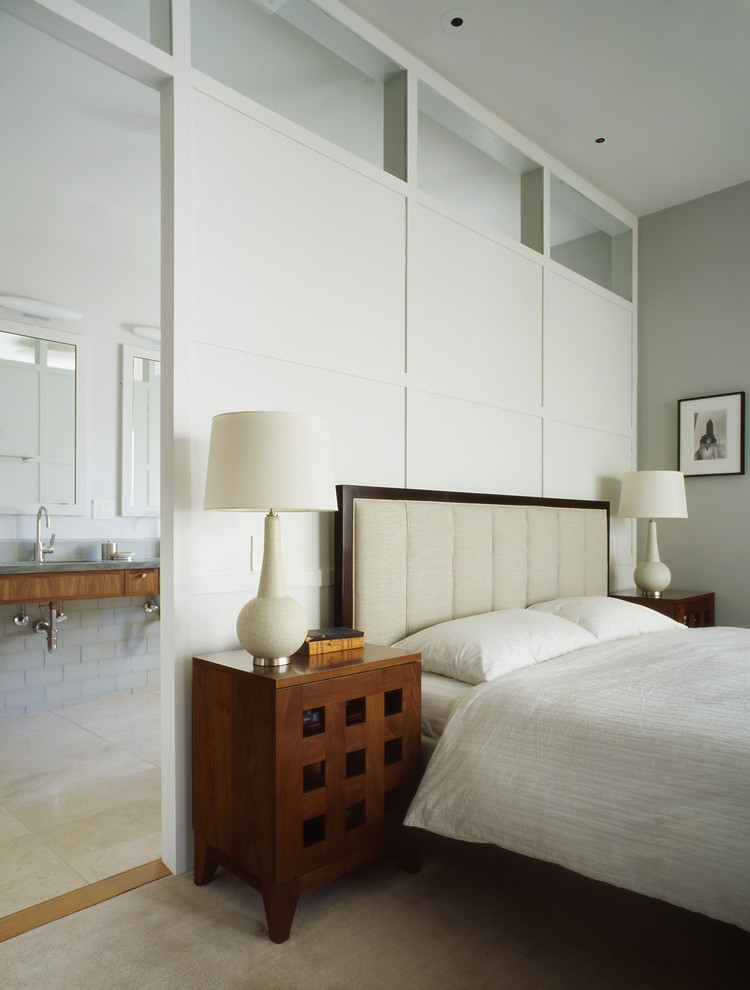 サンフランシスコにある広いトラディショナルスタイルのおしゃれな主寝室 (グレーの壁、カーペット敷き、暖炉なし、グレーの床) のレイアウト
