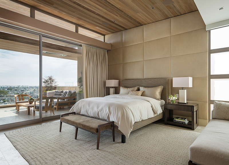 Großes Modernes Hauptschlafzimmer mit brauner Wandfarbe und Porzellan-Bodenfliesen in Orange County