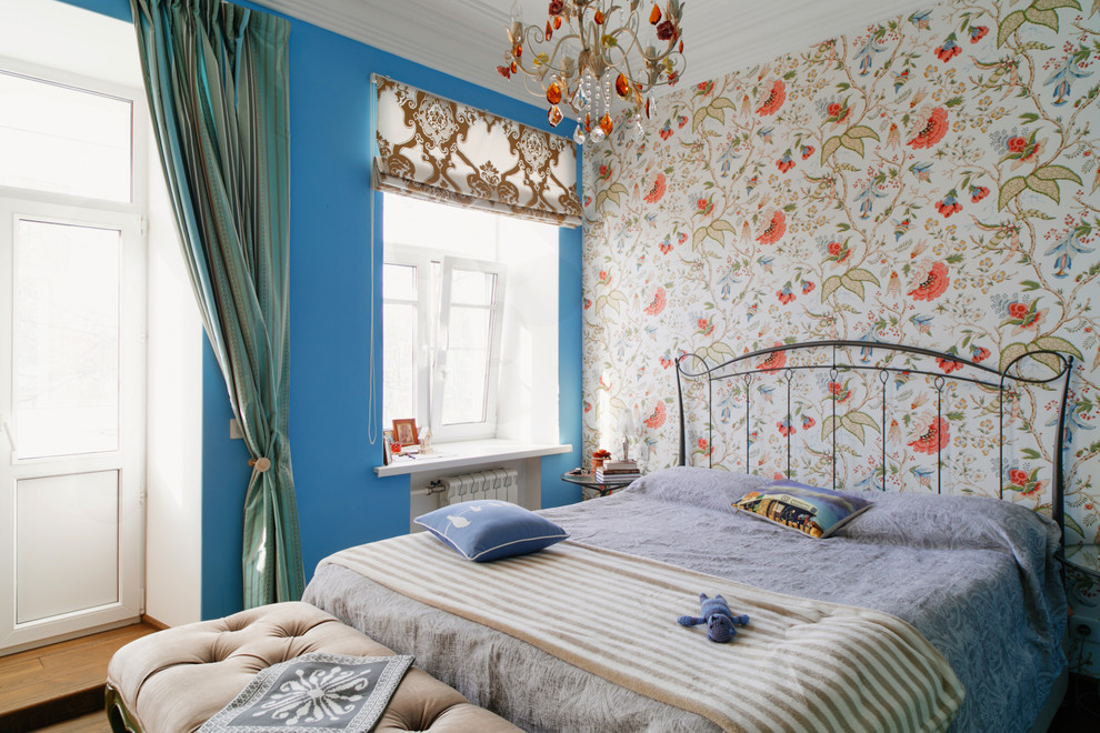 Aménagement d'une chambre parentale contemporaine avec un mur multicolore.