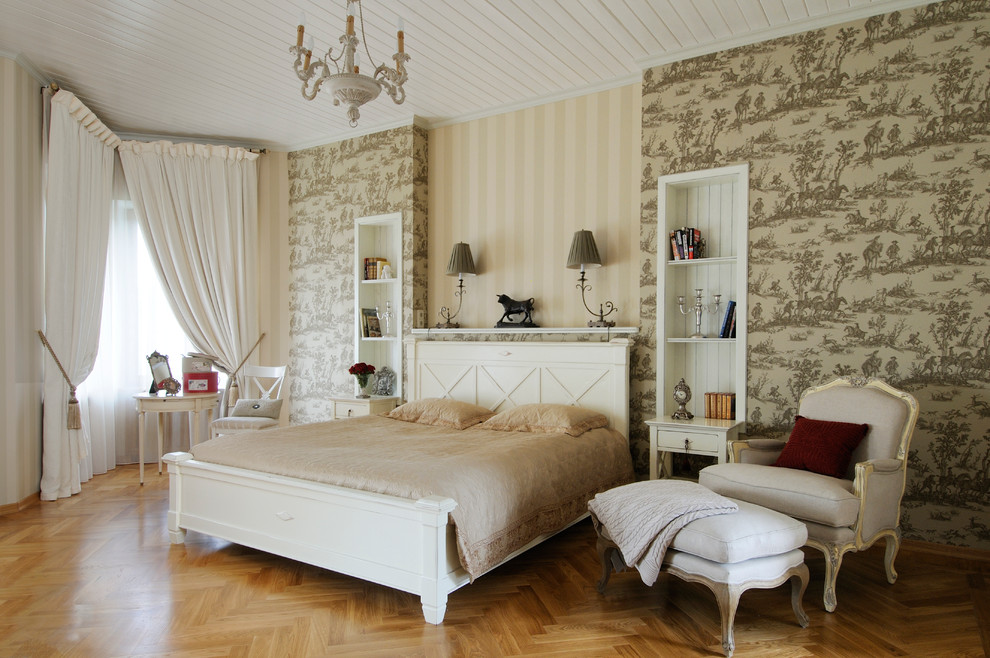 Cette photo montre une chambre parentale chic avec un mur beige et un sol en bois brun.