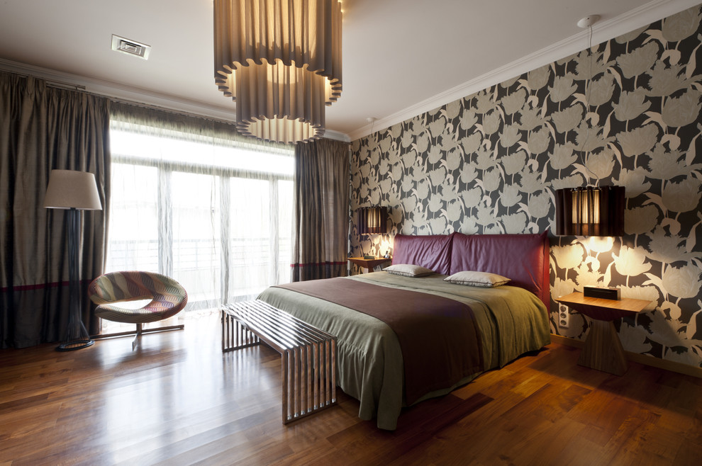 Foto de dormitorio principal contemporáneo con paredes negras y suelo de madera en tonos medios