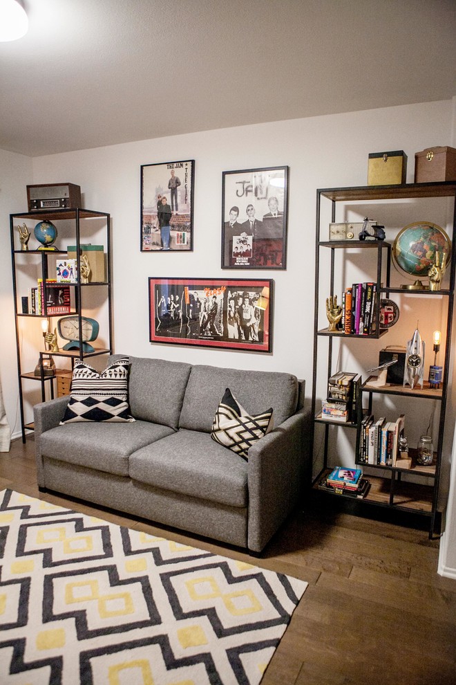 Inspiration pour une chambre d'amis vintage de taille moyenne avec un mur blanc et un sol en bois brun.