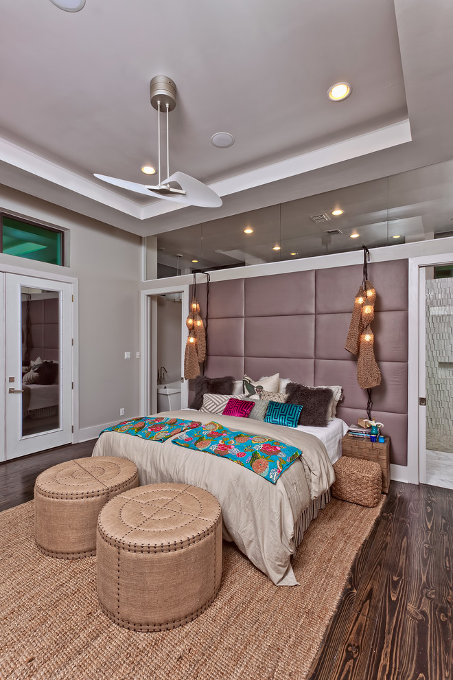 Foto de dormitorio principal contemporáneo de tamaño medio sin chimenea con paredes grises y suelo de madera en tonos medios