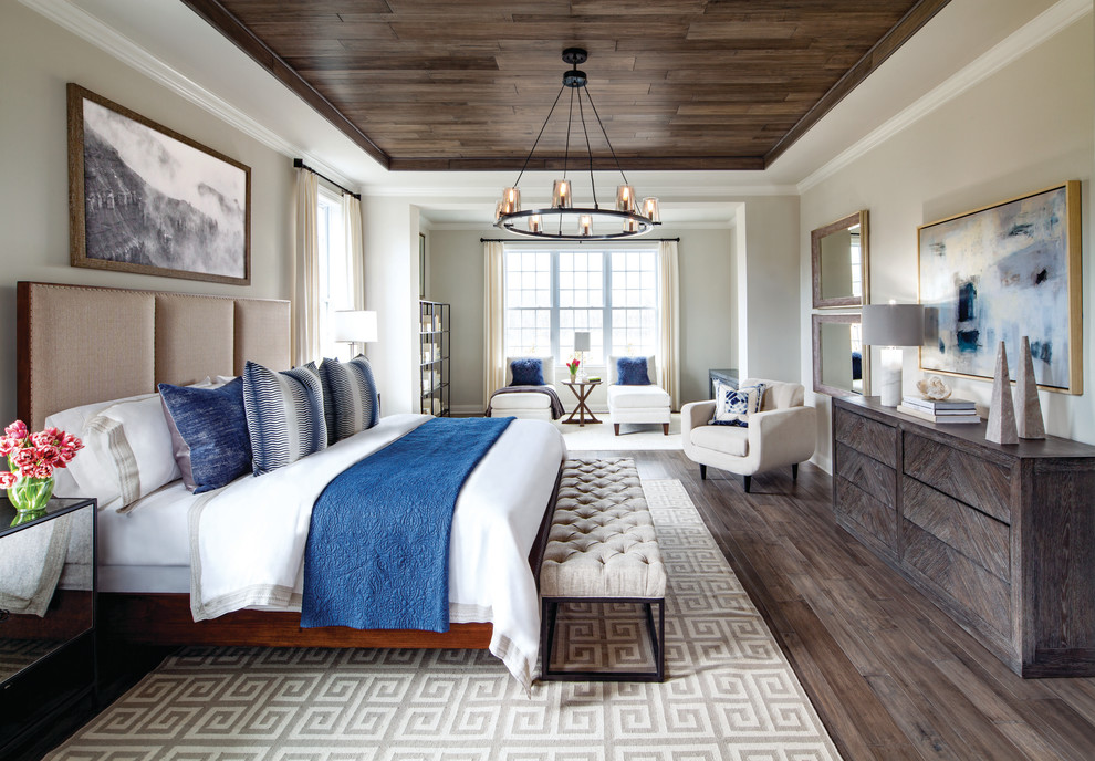 Imagen de dormitorio principal clásico renovado sin chimenea con paredes beige y suelo de madera oscura