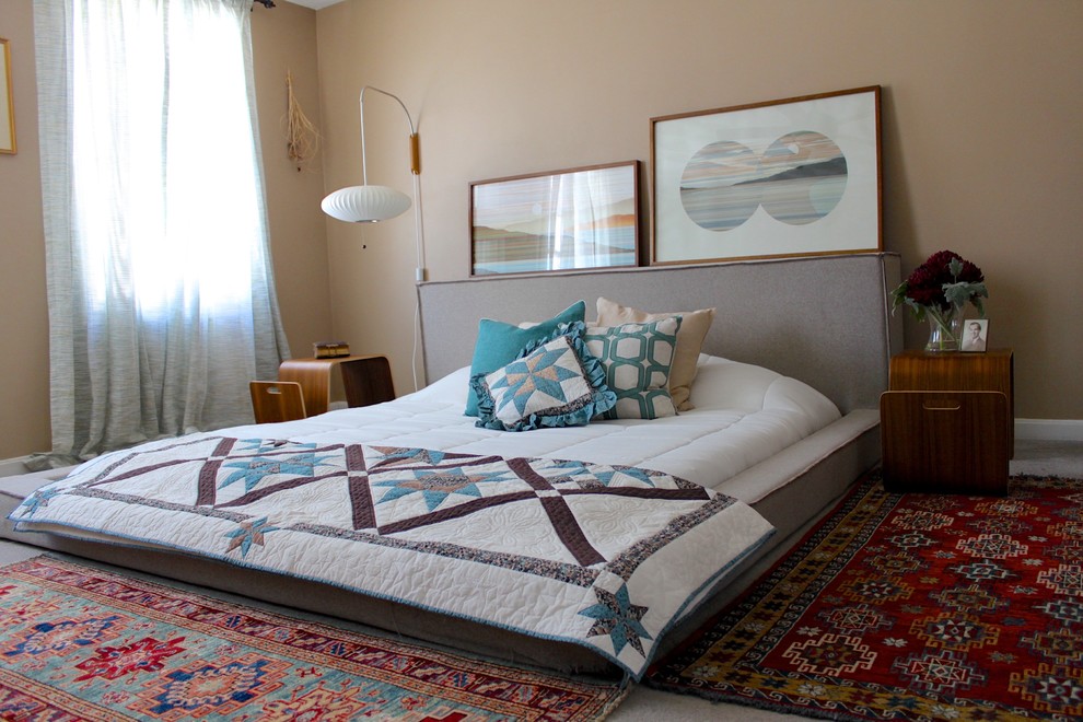 プロビデンスにある広いトランジショナルスタイルのおしゃれな主寝室 (ベージュの壁、カーペット敷き、グレーの床) のレイアウト
