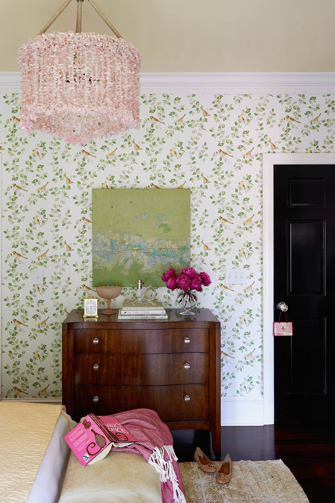 シャーロットにあるトラディショナルスタイルのおしゃれな寝室 (マルチカラーの壁) のレイアウト