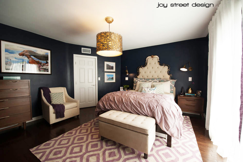 Imagen de dormitorio principal clásico renovado de tamaño medio sin chimenea con paredes azules y suelo de madera en tonos medios