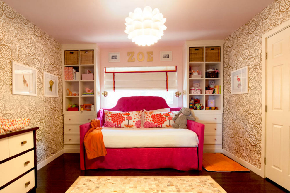 Пример оригинального дизайна: хозяйская спальня среднего размера в стиле неоклассика (современная классика) с паркетным полом среднего тона без камина