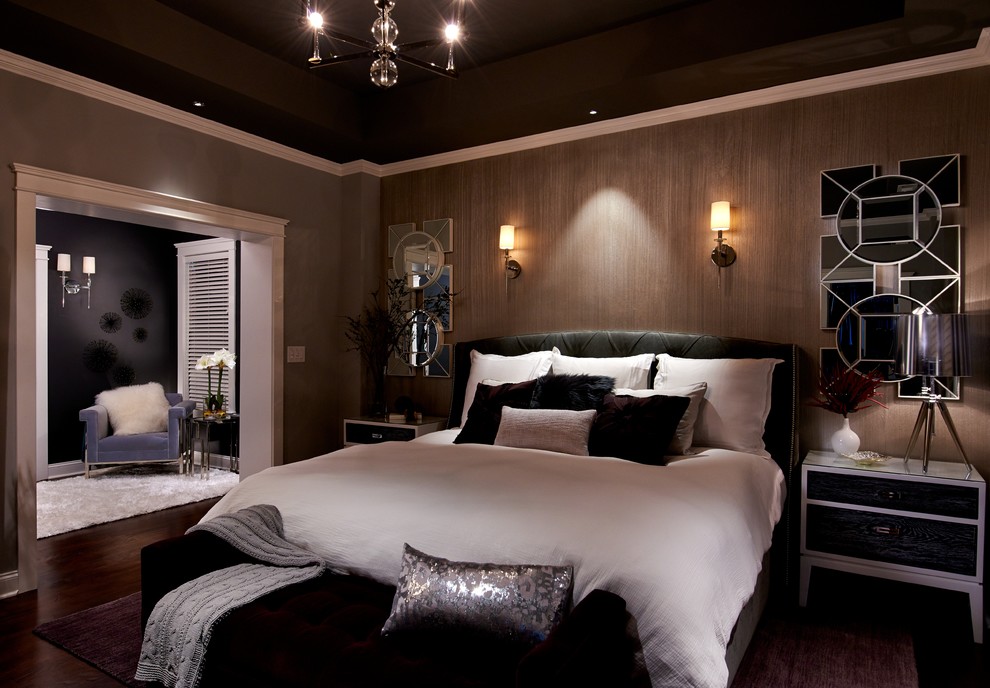 Imagen de dormitorio principal tradicional renovado de tamaño medio con paredes grises y suelo de madera oscura