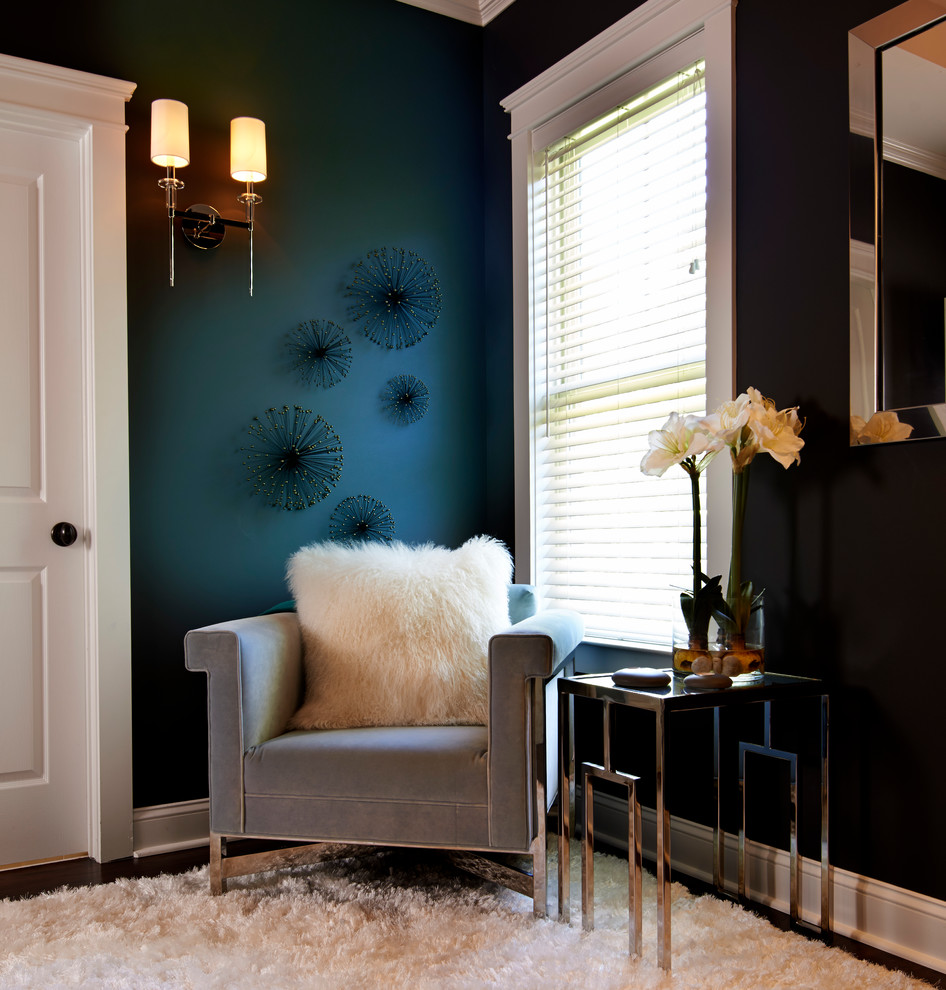 Ejemplo de dormitorio principal tradicional renovado de tamaño medio con paredes azules y suelo de madera oscura