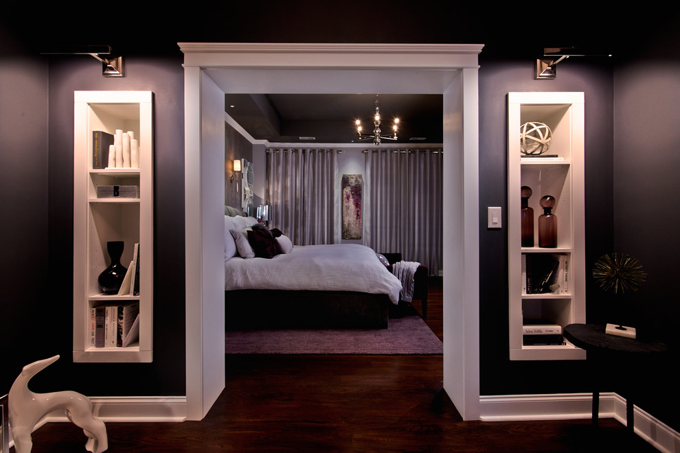 Идея дизайна: хозяйская спальня среднего размера в стиле неоклассика (современная классика) с фиолетовыми стенами и темным паркетным полом