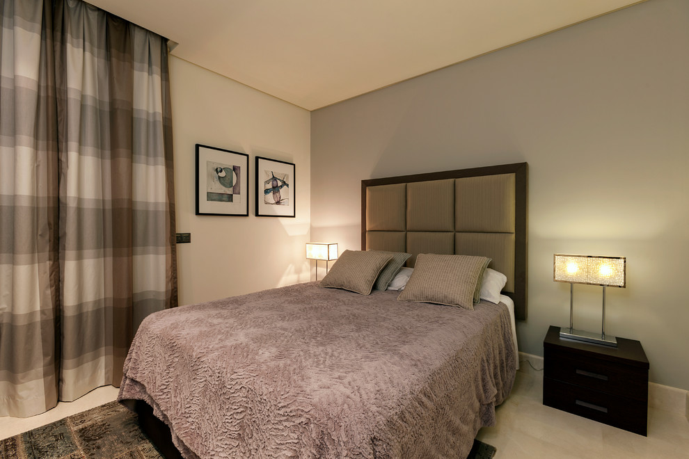 Imagen de dormitorio principal contemporáneo de tamaño medio sin chimenea con paredes multicolor