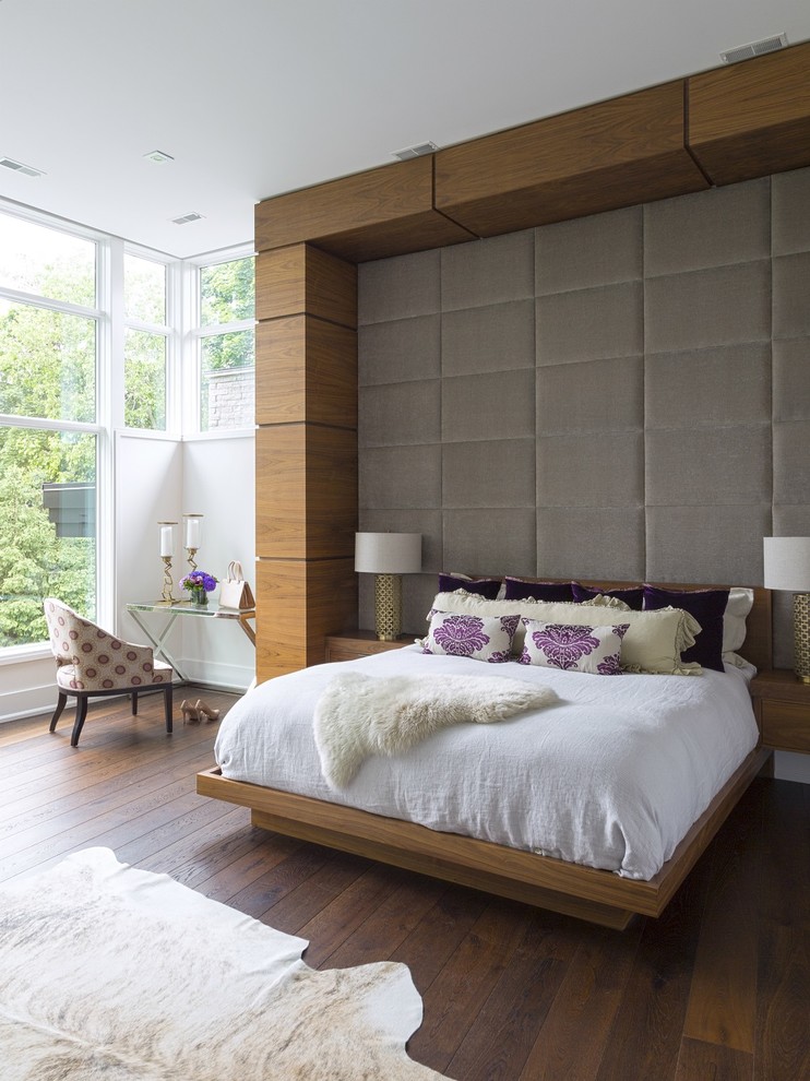 На фото: хозяйская спальня: освещение в современном стиле с белыми стенами и темным паркетным полом