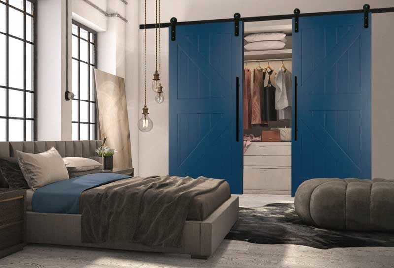 Идея дизайна: маленькая гостевая спальня (комната для гостей) в стиле кантри с бежевыми стенами, ковровым покрытием и серым полом для на участке и в саду