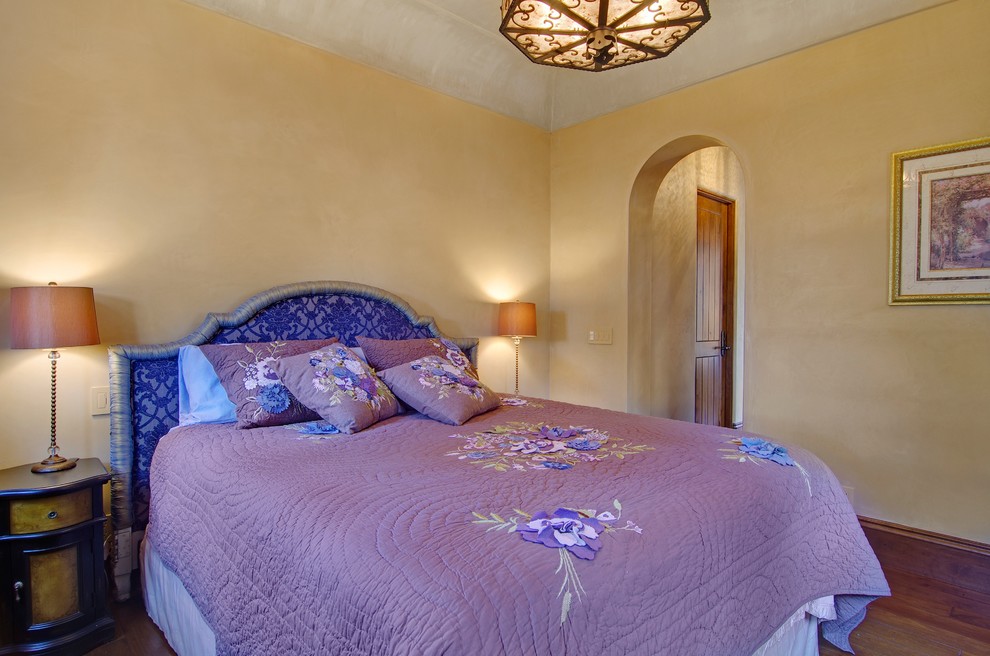 Mittelgroßes Mediterranes Gästezimmer ohne Kamin mit beiger Wandfarbe und dunklem Holzboden in San Francisco
