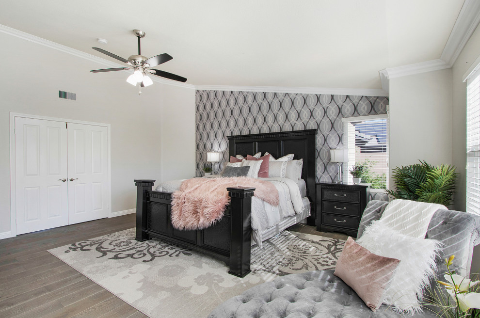 Cette image montre une grande chambre parentale grise et rose traditionnelle avec parquet clair, un sol beige et un mur gris.