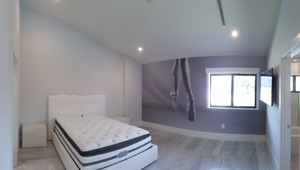 Modelo de dormitorio principal tradicional renovado de tamaño medio sin chimenea con paredes multicolor, suelo de mármol y suelo gris