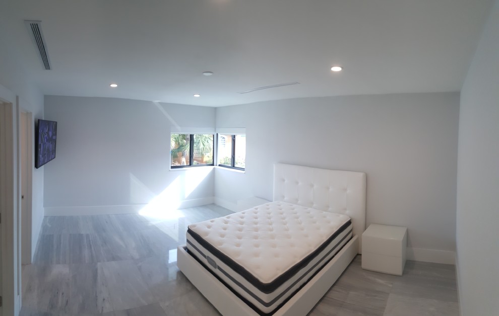 Diseño de dormitorio principal clásico renovado de tamaño medio sin chimenea con paredes grises, suelo de mármol y suelo gris