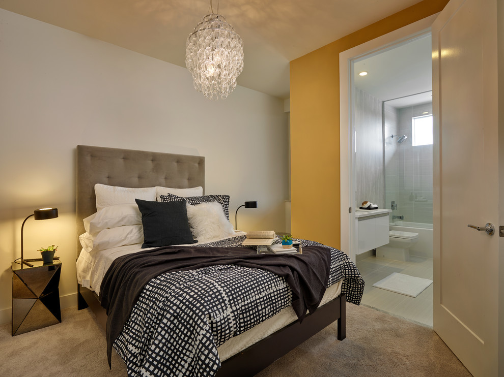 Kleines Modernes Gästezimmer mit gelber Wandfarbe und Teppichboden in Miami