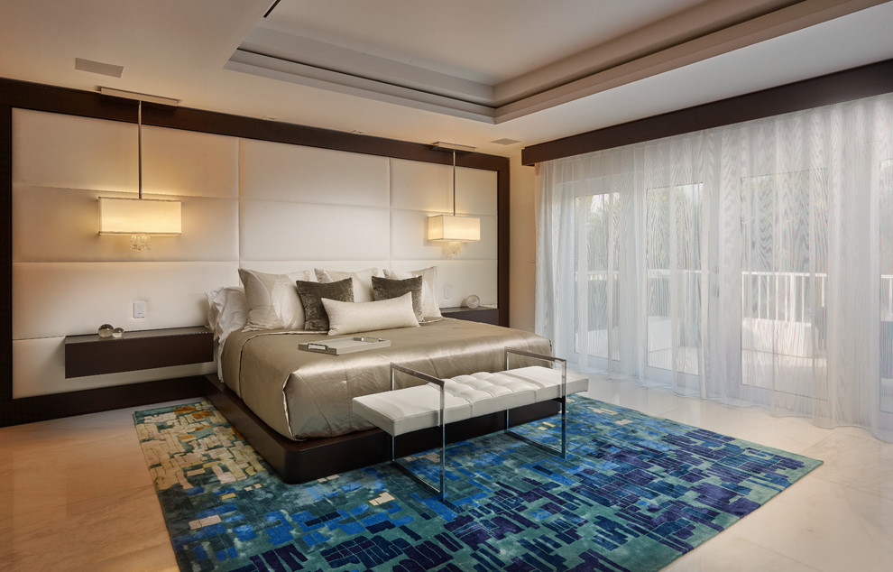 Modernes Schlafzimmer mit weißer Wandfarbe in Miami