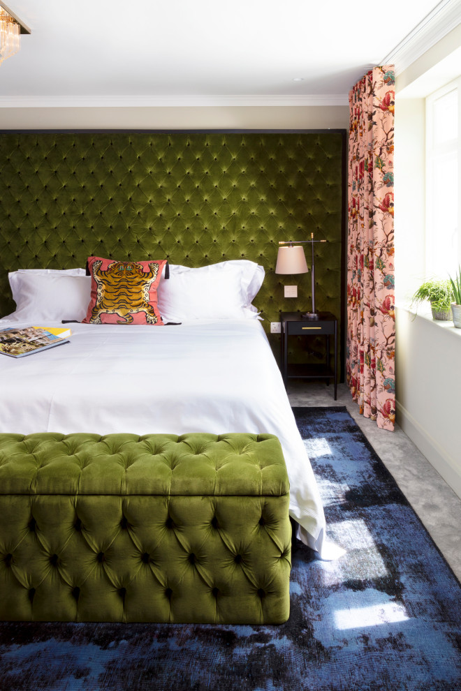 Modelo de habitación de invitados ecléctica de tamaño medio con paredes verdes, moqueta y suelo gris