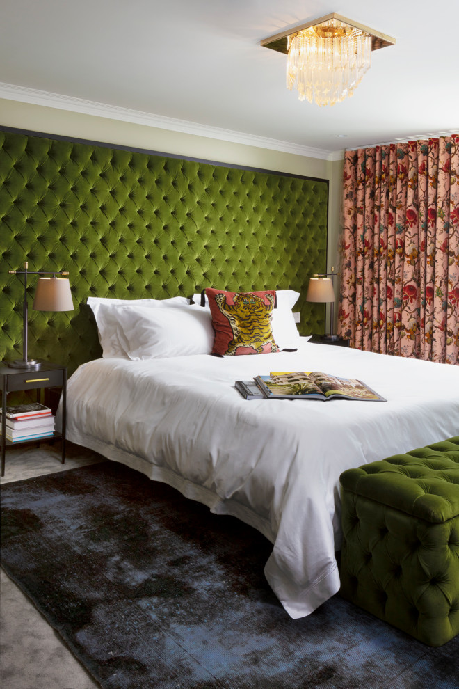 На фото: гостевая спальня среднего размера, (комната для гостей) в стиле фьюжн с зелеными стенами, ковровым покрытием и серым полом с